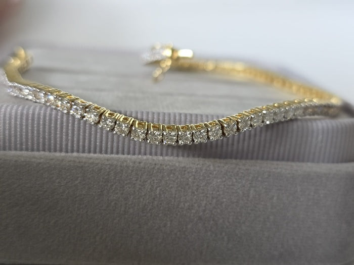 White Gold vs. Yellow Gold Diamond Bracelets: Which One Should You Choose?